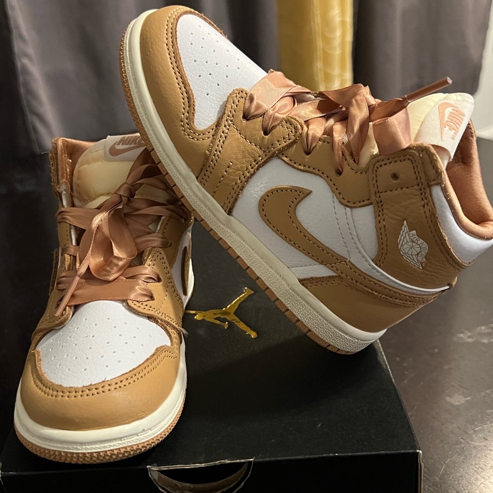 Jordan Kids Sneakers in Tan and White